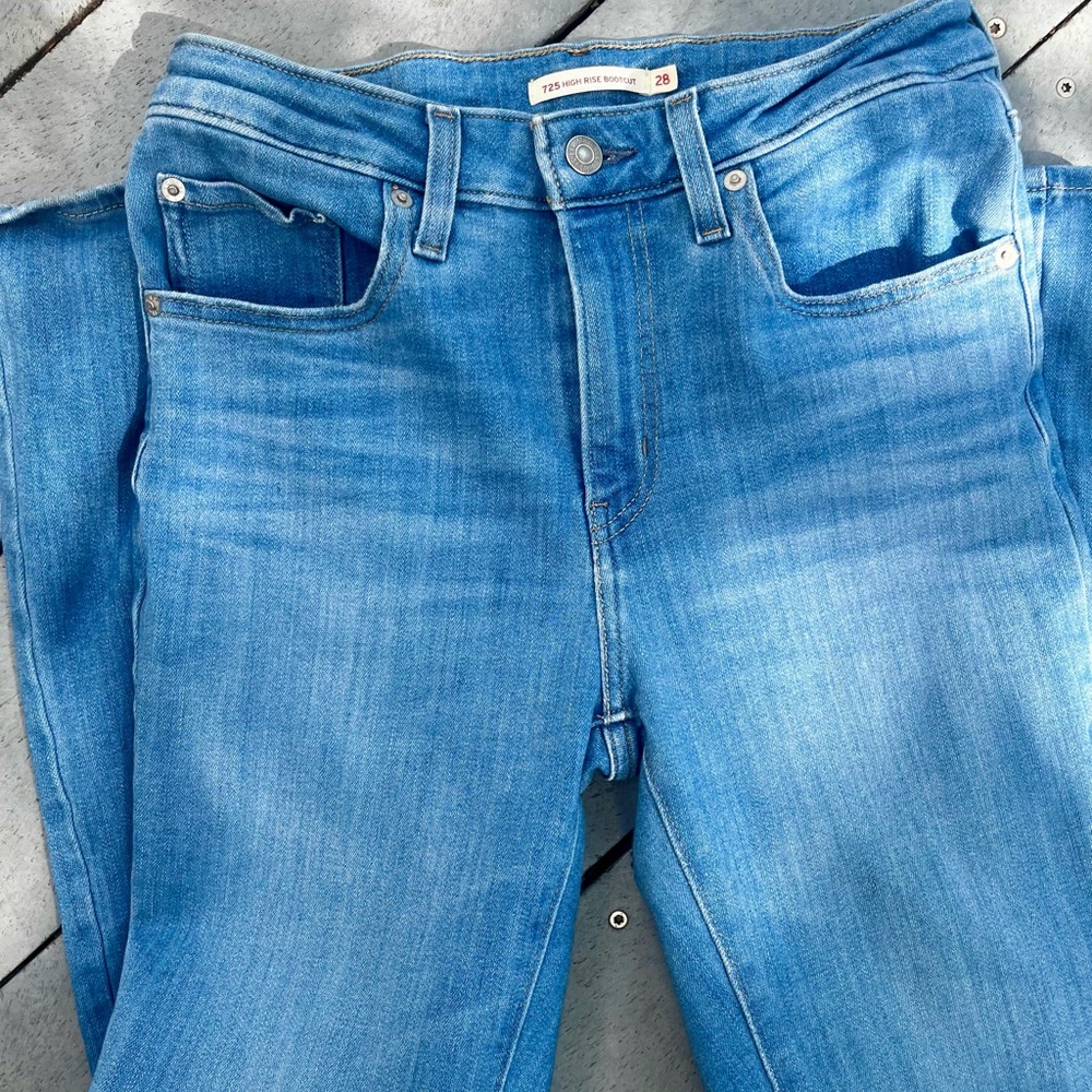 Levi’s Women's High Rise Bootcut Jeans in Medium Blue Wash size 28